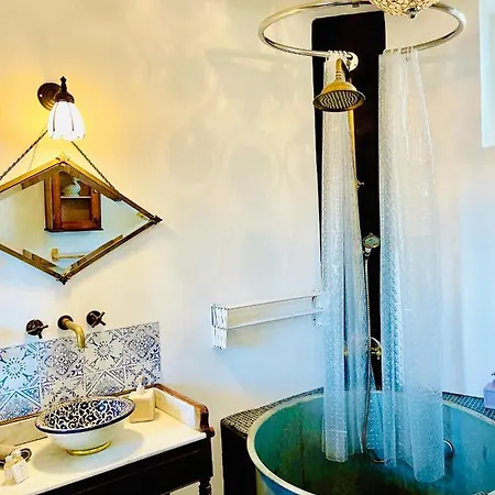 Elegant Sous Les Toits
